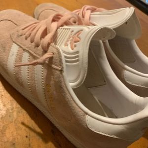 Shows, women’s clothing